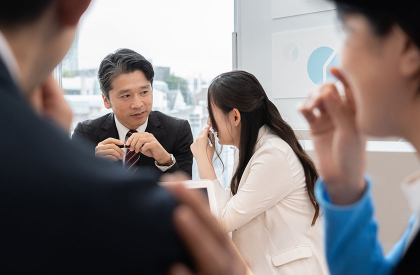 社内で不倫がばれている男女