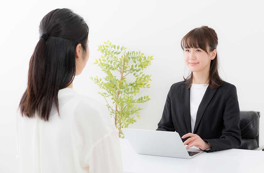 不倫問題のプロに相談する女性