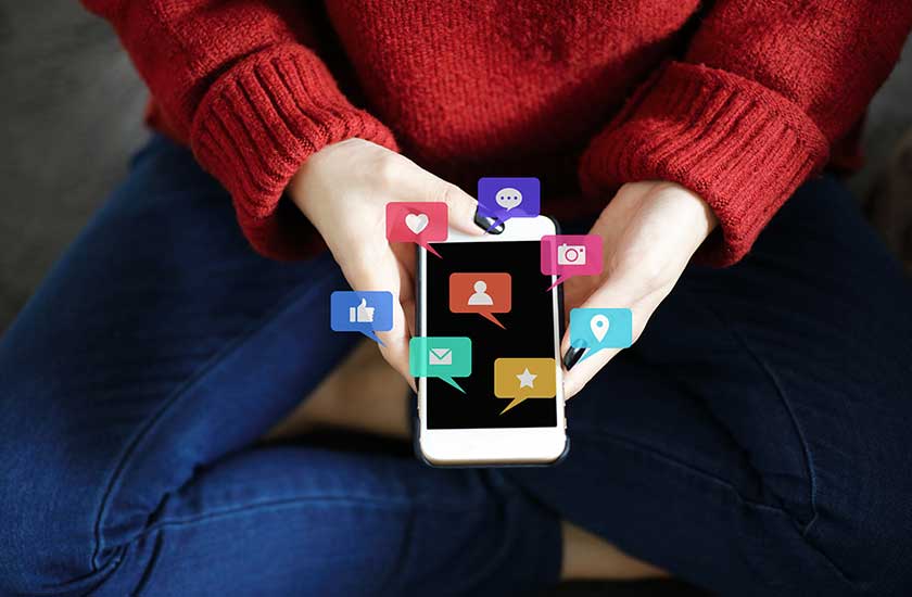 恩師の情報をSNSで調べる人