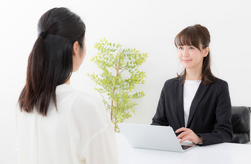 カウンセリングを行うスタッフ