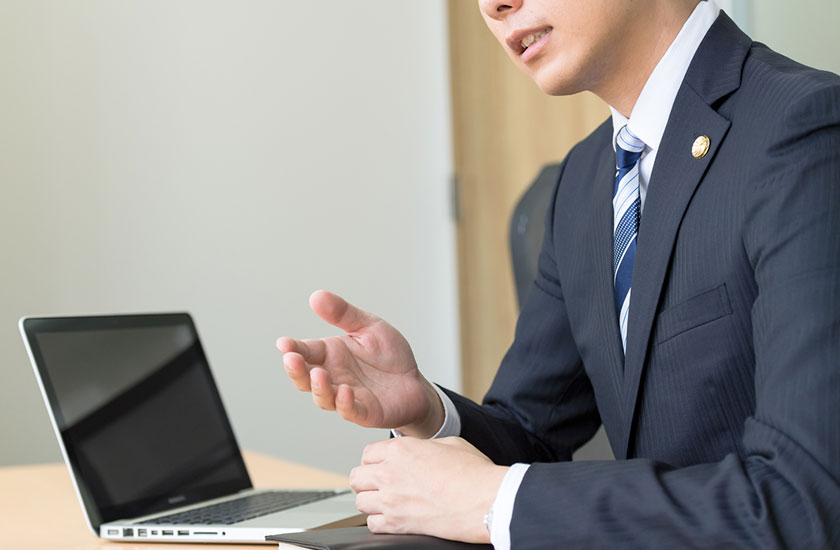 法的なアドバイスをする弁護士