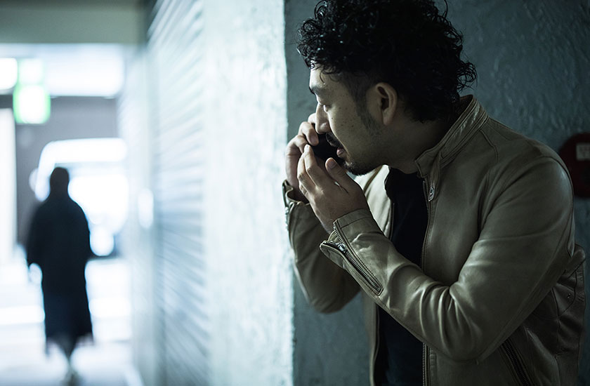 尾行調査中の探偵