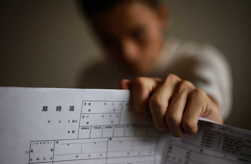 妻の浮気が原因で離婚を決意した男性