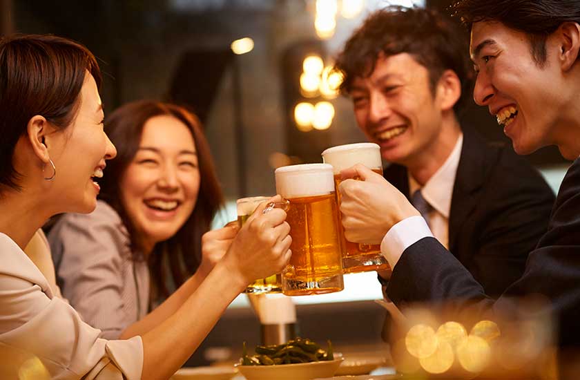 仕事仲間と親密になる既婚女性