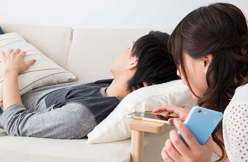 夫のスマホを調べる妻