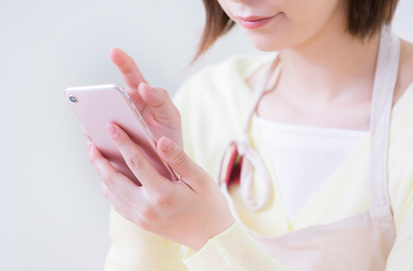 浮気調査のよくある質問を読む女性