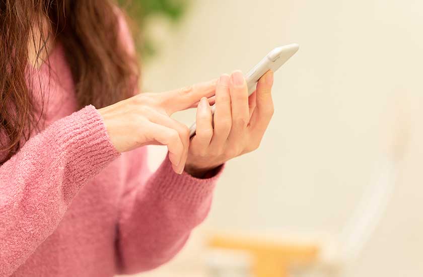 スマートレシートを利用する女性