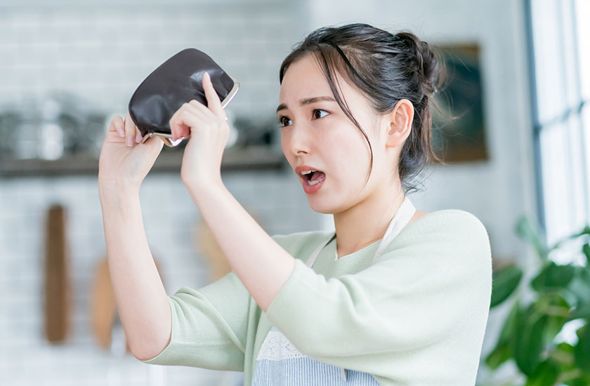 不倫調査の費用に悩む女性