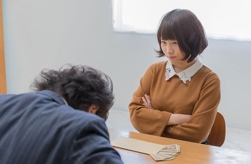 慰謝料を請求する女性