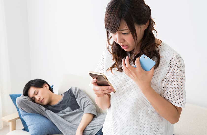 パートナーの不倫の写真を見つけた既婚女性