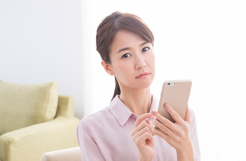 探偵に調査を依頼するか考える女性