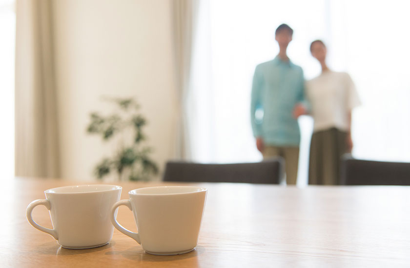 浮気問題の防止のためにコミュニケーションをとる男女