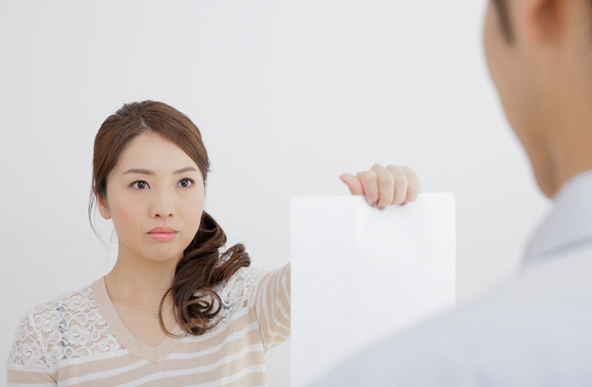 書面での契約を交わす女性