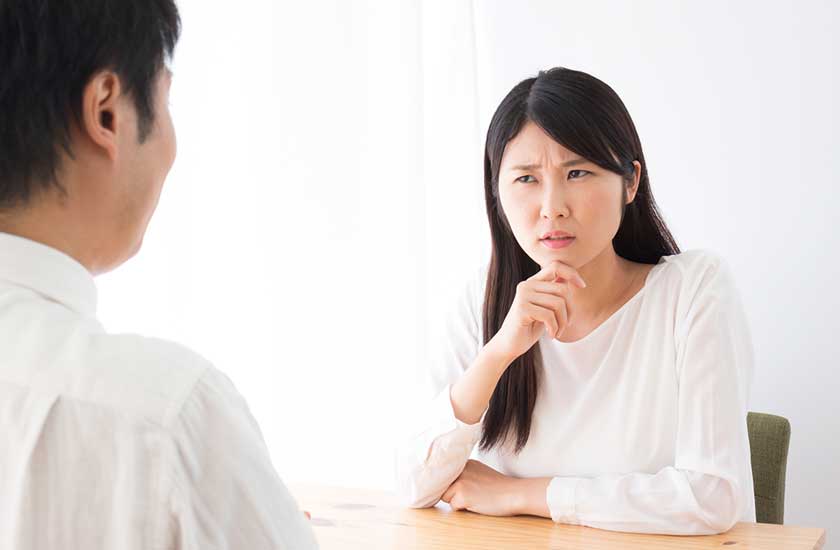 パートナーの浮気を問い詰める女性