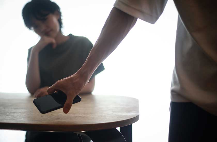 急にスマホを手放さなくなったパートナー