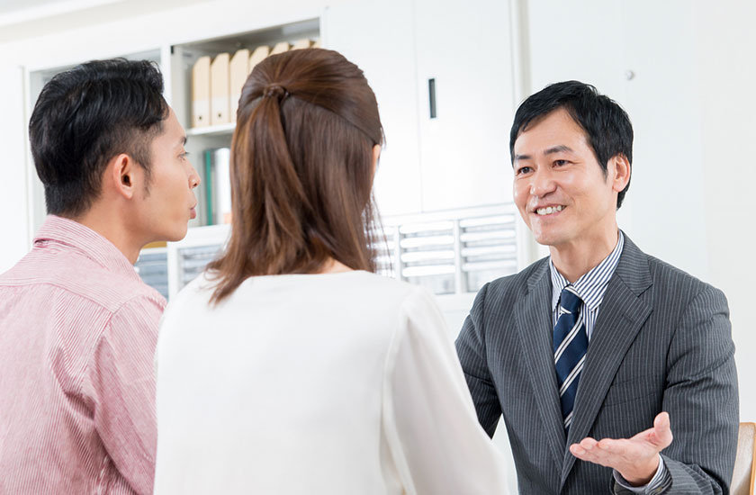 素行調査の相談をうける探偵