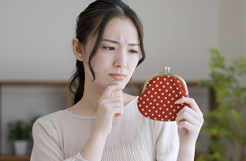 浮気診断後に今後の生活設計について考える女性