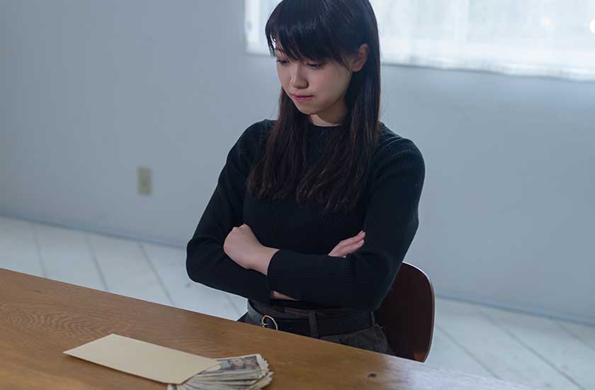浮気相手に慰謝料を請求する女性