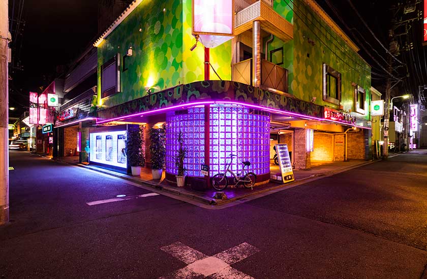 不貞行為の現場となるラブホテル街