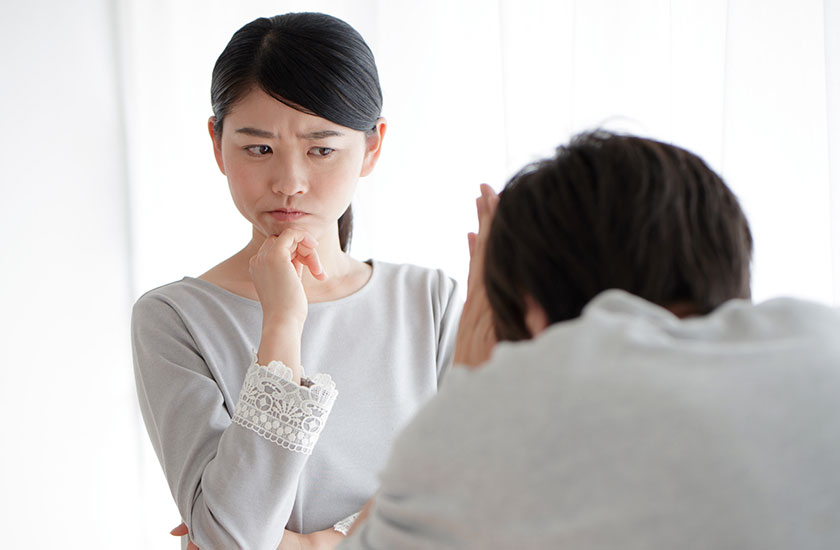 パートナーに浮気の謝罪をする男性