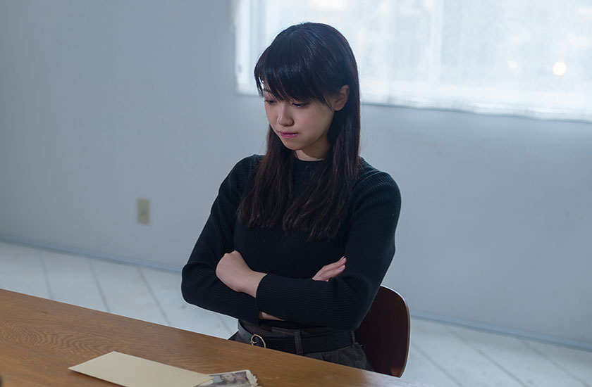 不倫の慰謝料を受け取る女性