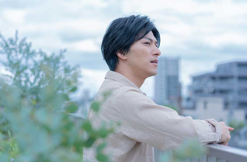 今後の生活と将来に向けた心の準備をする男性