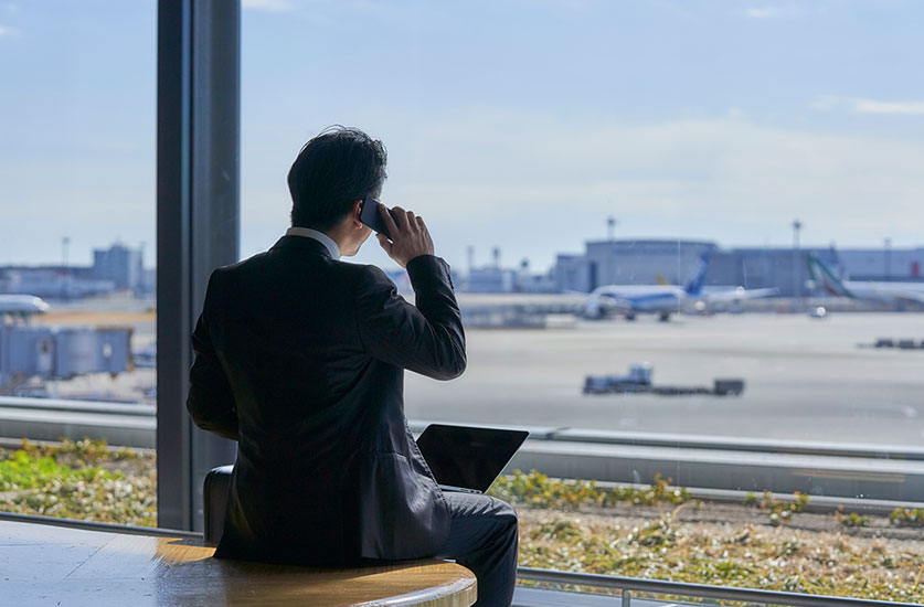 浮気が原因で出張が増えた男性