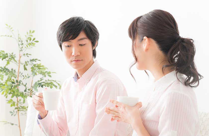 会話中に目を逸らす男性