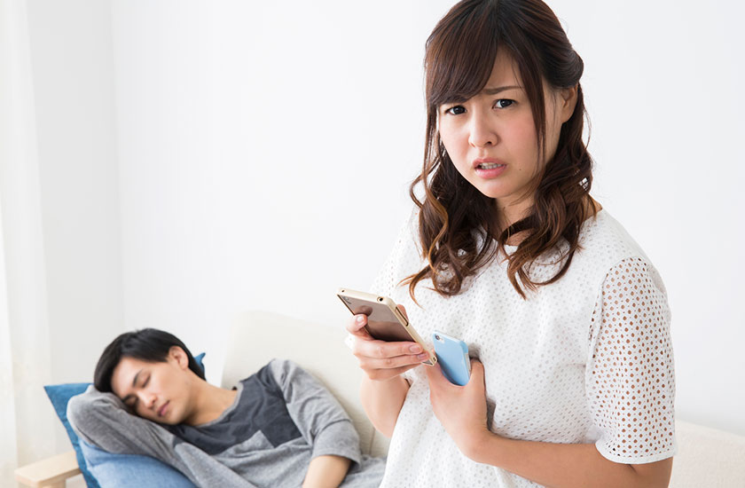 浮気の証拠を自分で探す女性