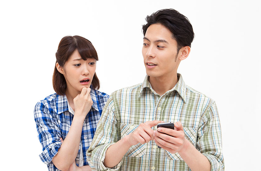 パートナーの不倫の証拠を見つけた女性