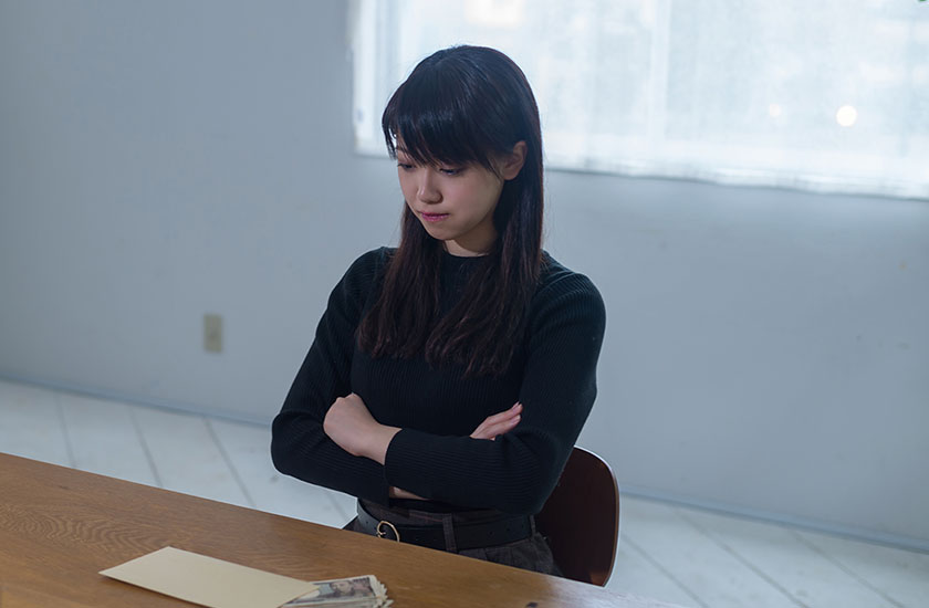 仕返しに慰謝料請求する女性