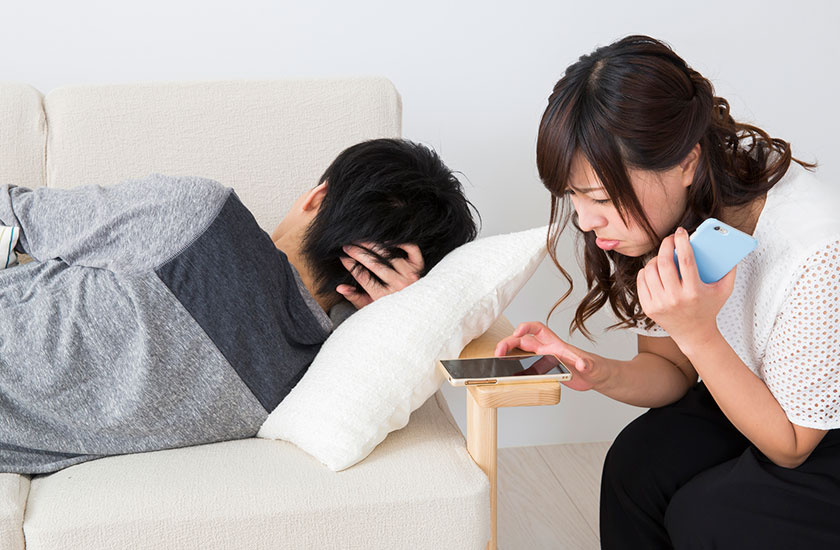 パートナーのスマホを勝手にロック解除する女性