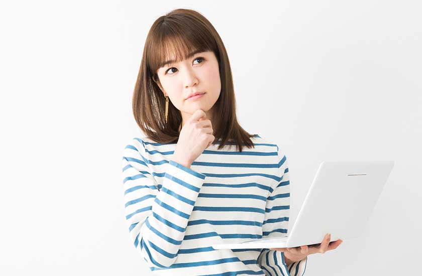 ネットで探偵事務所を探す女性
