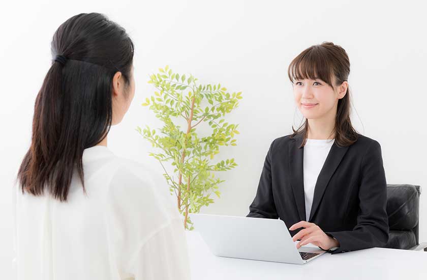 探偵の無料面談をうける依頼者
