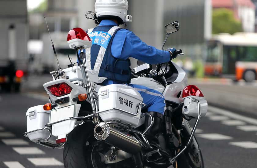 家出した中学生の捜索を行う警察