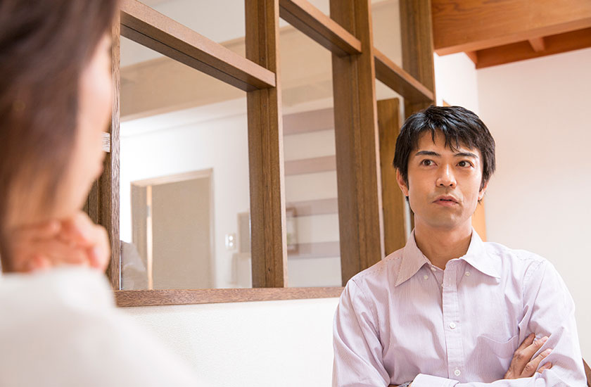 浮気した嫁と話し合いをする男性