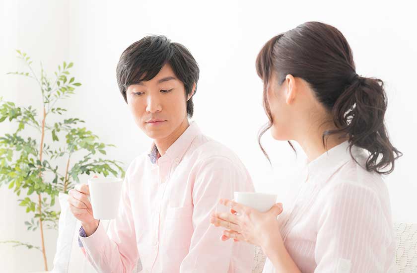 パートナーとの会話を避けようとする男性