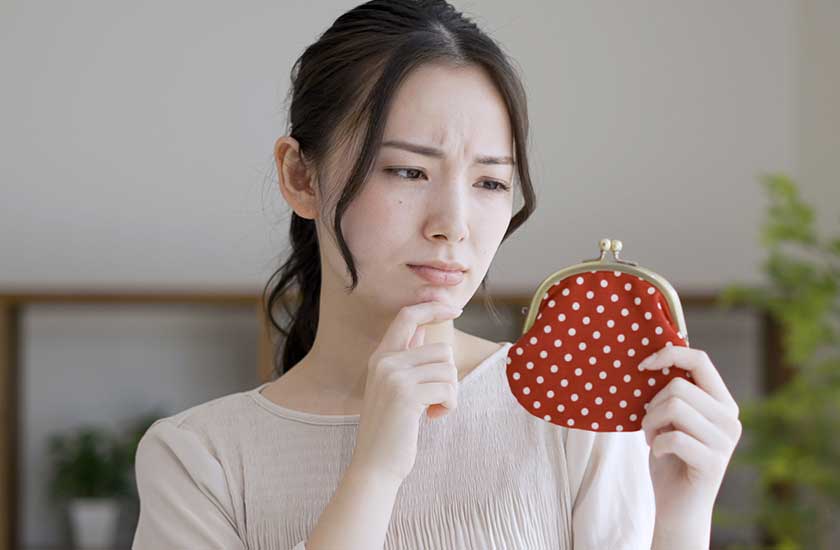 浮気調査の費用について考える女性