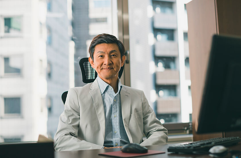浮気調査の相談を受ける探偵