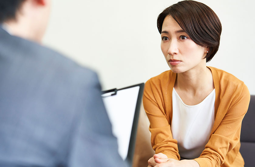 不倫調査の無料相談をうける女性