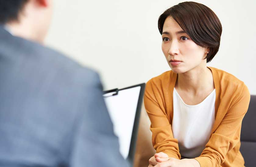 無料相談中の女性
