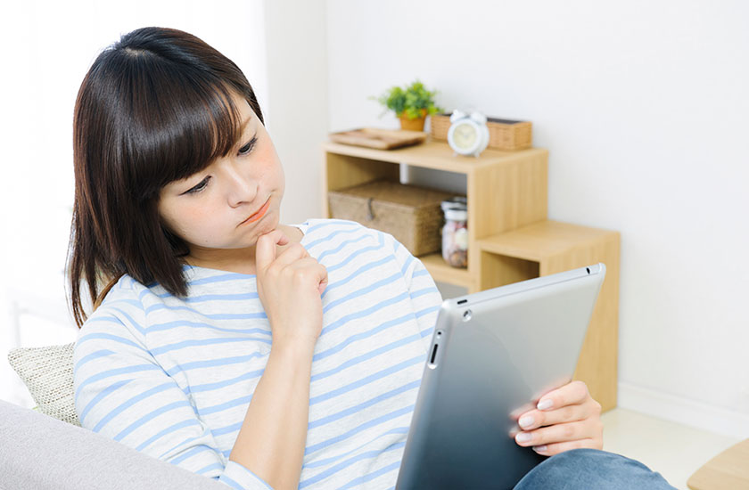 浮気についてのよくある質問を参考にする女性