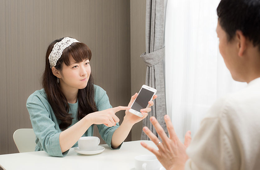 浮気の事実を確認する女性