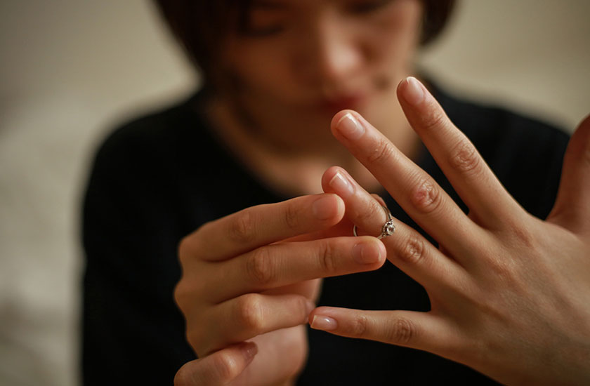 浮気が原因で離婚を考える女性