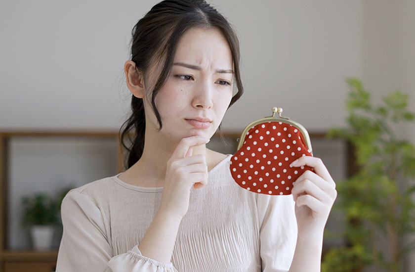 浮気調査の費用について考える女性