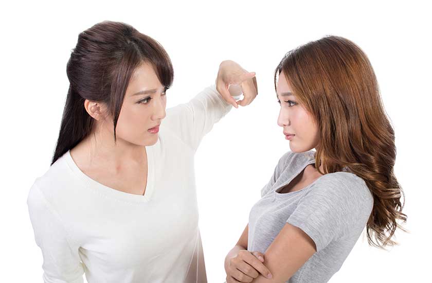 パートナーの浮気相手を問い詰める女性