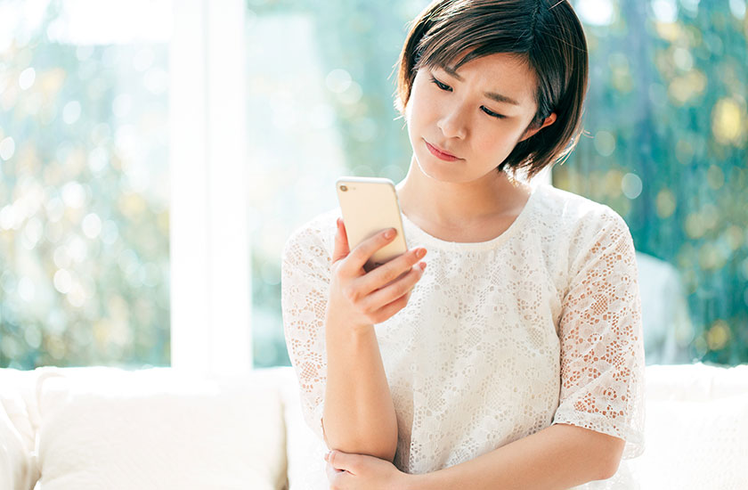 浮気調査のQ&Aを見る女性