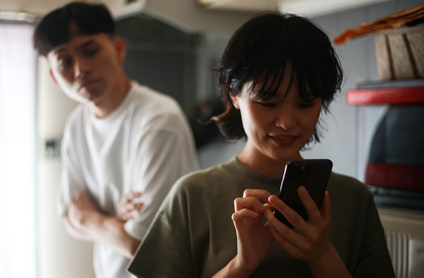 スマートフォンの扱いに不倫の兆候が見られる既婚女性