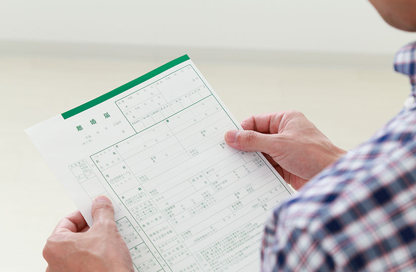 共働き妻の浮気が原因で離婚する夫