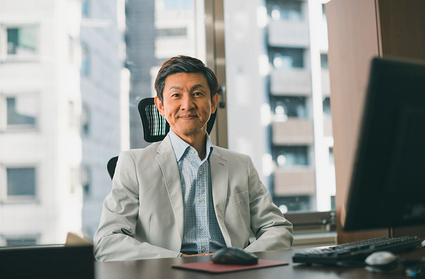 浮気調査の相談をうける探偵